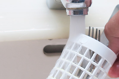 10秒ぐらいでディップバスケットを取り出し流水で良く洗い、シルバーウエアーに付いた水分をキッチンペーパー等で拭き取ります。